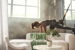 Fototapeta: Trening kobiety z pasami trx