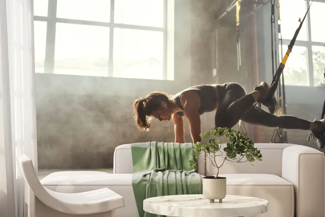 Fototapeta: Trening kobiety z pasami trx