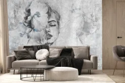 Fototapeta: Twarz kobiety z kwiatem na betonowym tle