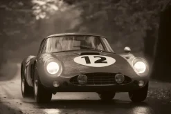 Fototapeta: Uliczne zawody vintage samochodów