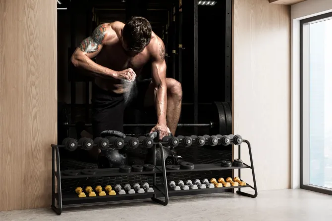 Fototapeta: Umięśniony mężczyzna podnoszący ciężary
