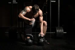 Fototapeta: Umięśniony mężczyzna podnoszący ciężary