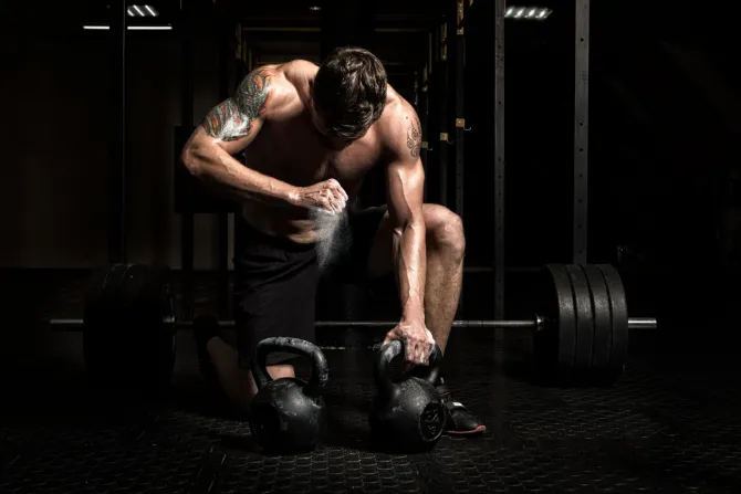 Fototapeta: Umięśniony mężczyzna podnoszący ciężary