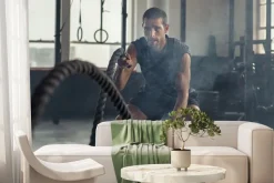 Fototapeta: Umięśniony mężczyzna ćwiczy z liną