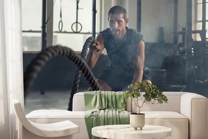 Fototapeta: Umięśniony mężczyzna ćwiczy z liną