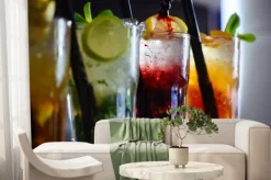 Fototapeta: Uzależnienie od alkoholu. napoje koktajlowe podawane w szklankach