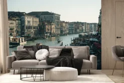 Fototapeta: Wenecki kanał otoczony kamiennymi budynkami