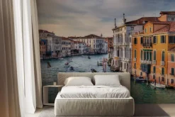 Fototapeta: Wenecki kanał z łódkami wśród kamienic