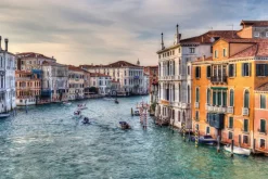 Fototapeta: Wenecki kanał z łódkami wśród kamienic