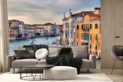 Fototapeta: Wenecki kanał z łódkami wśród kamienic