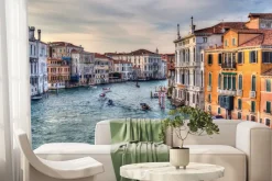 Fototapeta: Wenecki kanał z łódkami wśród kamienic