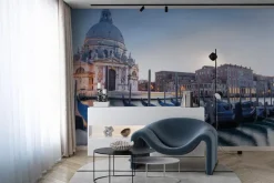 Fototapeta: Weneckie gondole na tle oświetlonej katedry