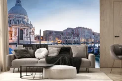 Fototapeta: Weneckie gondole na tle oświetlonej katedry