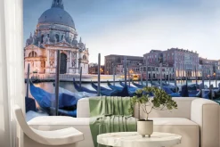 Fototapeta: Weneckie gondole na tle oświetlonej katedry