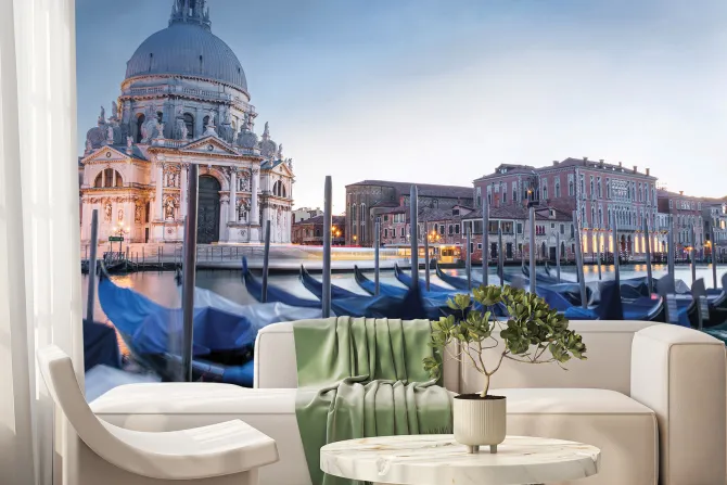 Fototapeta: Weneckie gondole na tle oświetlonej katedry