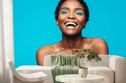 Fototapeta: Wesoła młoda kobieta z życiem makijażu