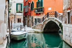 Fototapeta: Widok na most i łódkę wśród kamienic
