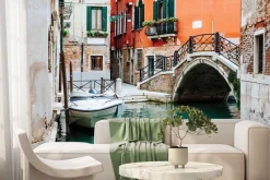Fototapeta: Widok na most i łódkę wśród kamienic