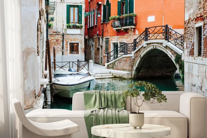 Fototapeta: Widok na most i łódkę wśród kamienic