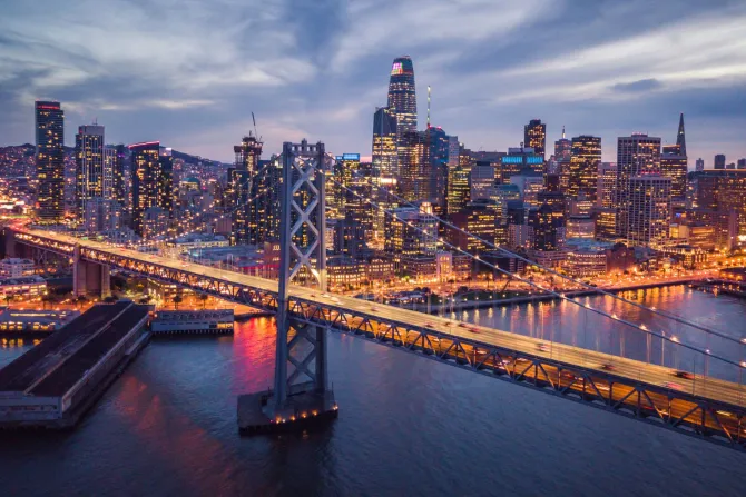 Fototapeta: Widok na oświetlony most w nocy