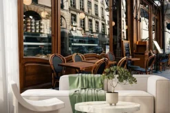 Fototapeta: Widok na paryską uliczkę z kawiarnią