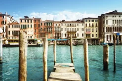 Fototapeta: Widok z mostu na wodę i kamienice