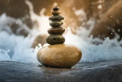 Fototapeta: Wieża z kamieni na tle wody