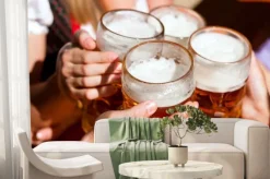 Fototapeta: Świeże piwo w ogródku piwnym