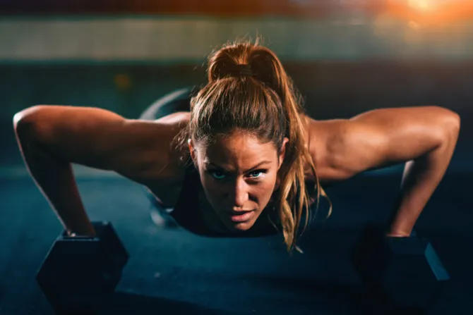 Fototapeta: Wysportowana kobieta robiąca pompki