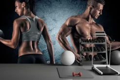 Fototapeta: Wysportowana kobieta i mężczyzna z ciężarami