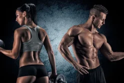 Fototapeta: Wysportowana kobieta i mężczyzna z ciężarami