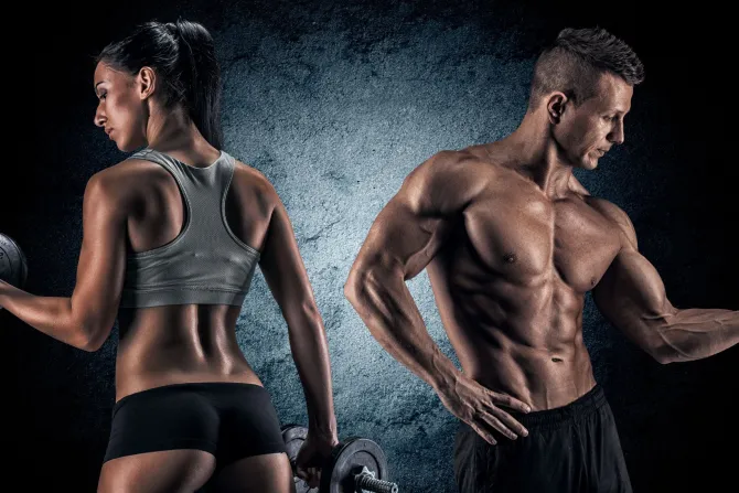 Fototapeta: Wysportowana kobieta i mężczyzna z ciężarami