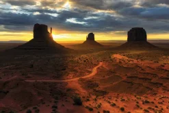 Fototapeta: Zachód słońca na pustyni z klifami