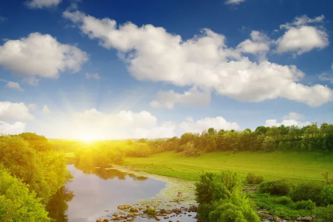 Fototapeta: Zachód słońca nad polaną z rzeką