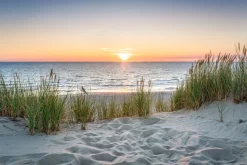 Fototapeta: Zachód słońca nad morzem i piaszczystą plażą