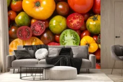 Fototapeta: Zamknąć z kolorowych pomidorów, niektóre w plasterkach, strzał