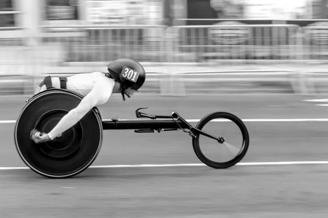 Fototapeta: Zawodnik na wózku wyścigowym w pełnym pędzie