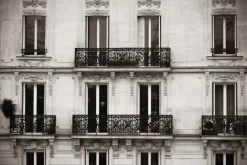 Fototapeta: Zdjęcie starej kamienicy z balkonami