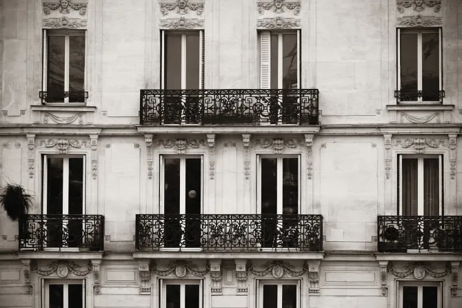 Fototapeta: Zdjęcie starej kamienicy z balkonami