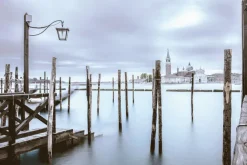 Fototapeta: Zimowy krajobraz z kościołem w tle