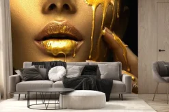 Fototapeta: Złote smugi farby kapią z ust i dłoni na twarzy, złote krople