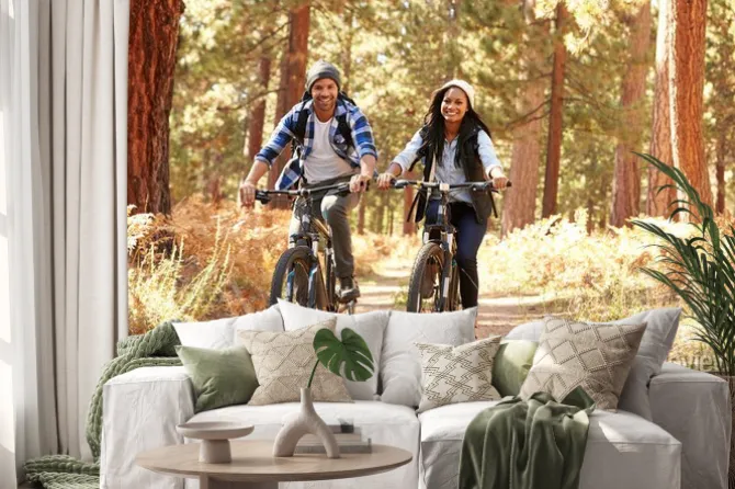 Naklejka: African american para na rowerze poprzez upadku woodland