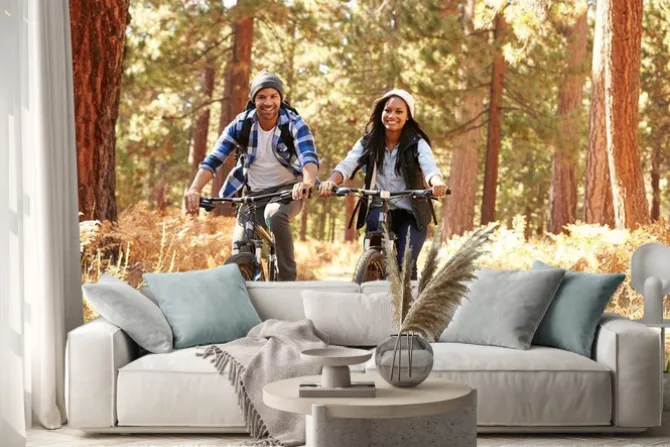 Naklejka: African american para na rowerze poprzez upadku woodland