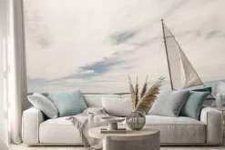 Naklejka: Żaglowiec na tropikalnej plaży z niebieskim tle wody