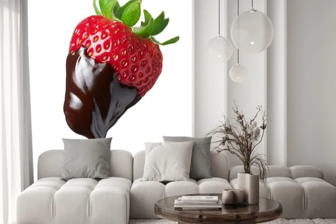 Naklejka: Apetyczna truskawka zanurzona w czekoladzie