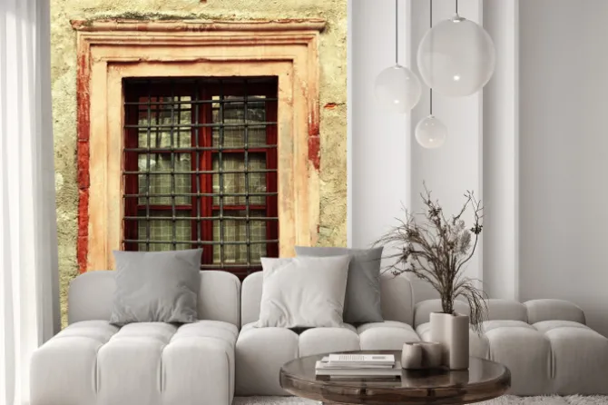 Naklejka: Archiwalne okno na ścianie starego brudnego uszkodzonego