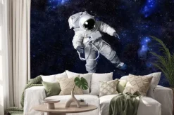 Naklejka: Astronauta pływających w ciemnej przestrzeni.