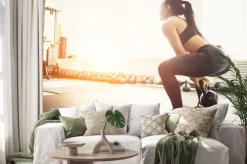 Naklejka: Athletic kobieta korzystania z czajnik dzwon w pozycji siedzącej.