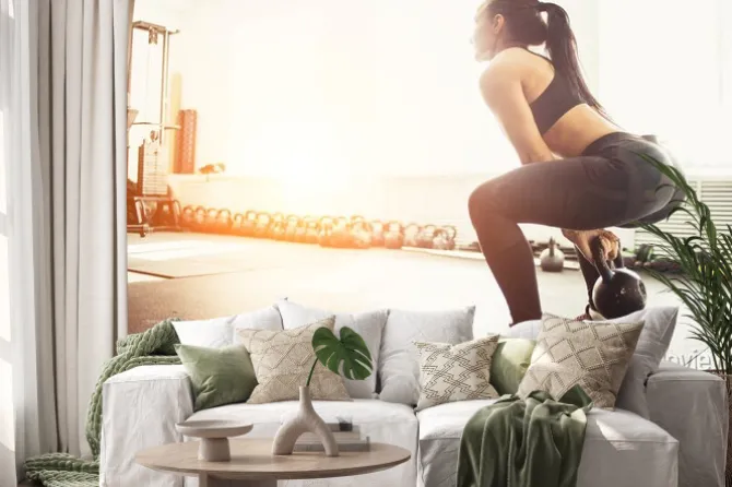 Naklejka: Athletic kobieta korzystania z czajnik dzwon w pozycji siedzącej.