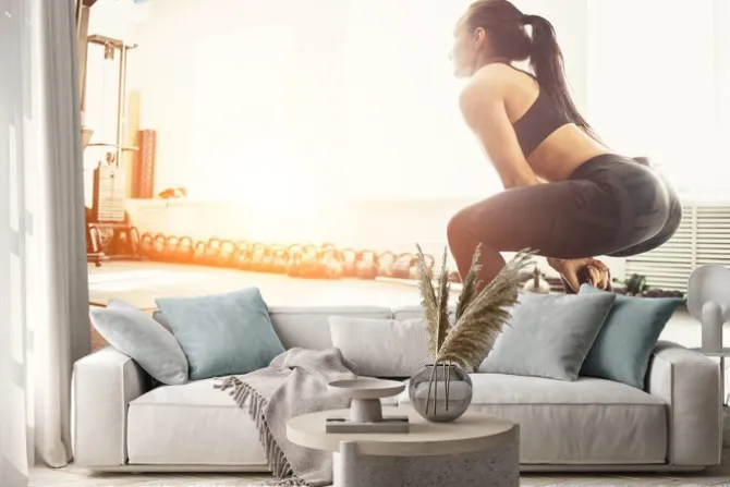 Naklejka: Athletic kobieta korzystania z czajnik dzwon w pozycji siedzącej.